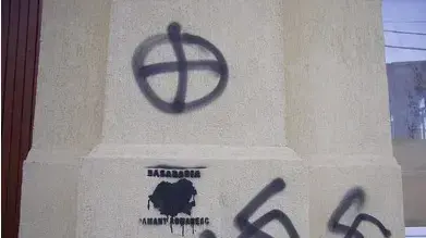 צלבי קרס רוססו בבית הכנסת הגדול במולדובה ספטמבר 2010 צלבי קרס רוססו בבית הכנסת הגדול במולדובה ספטמבר 2010