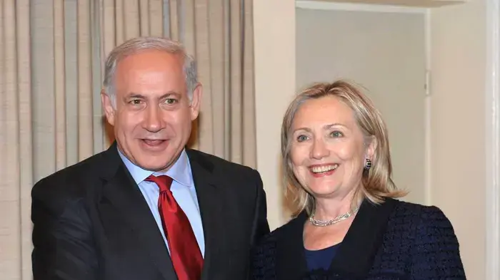 ראש הממשלה בנימין נתניהו נפגש עם שרת החוץ האמריקאית הילרי קלינטון בירושלים. ראש הממשלה בנימין נתניהו נפגש עם שרת החוץ האמריקאית הילרי קלינטון בירושלים.
