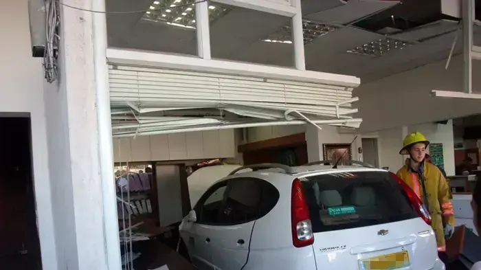 רכב שחדר לחנות השכרת רכב ברחוב הטורים בירושלים רכב שחדר לחנות השכרת רכב ברחוב הטורים בירושלים