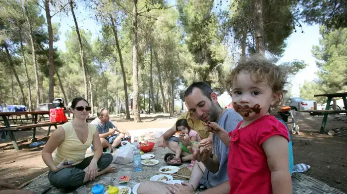 מטיילים בעין חנדק שביער עמינדב, הרי ירושלים בסוכות 2010
