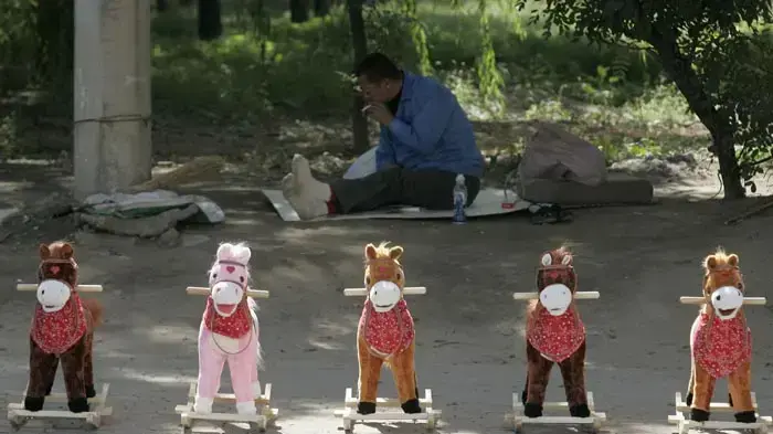סוסי נדנדה מעץ מוצעים למכירה ברחוב בשנגחאי, סין