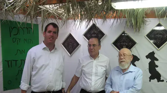 השר סילבן שלום וראש מועצת קרית ארבע ,מלאכי לוינגר בסוכת הרב דב ליאור בחברון השר סילבן שלום וראש מועצת קרית ארבע ,מלאכי לוינגר בסוכת הרב דב ליאור בחברון