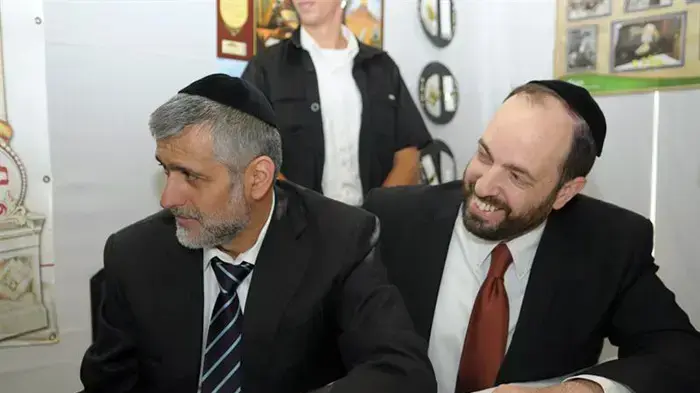 ביקור פרס בסוכתו של הרב עובדיה יוסף ביקור פרס בסוכתו של הרב עובדיה יוסף