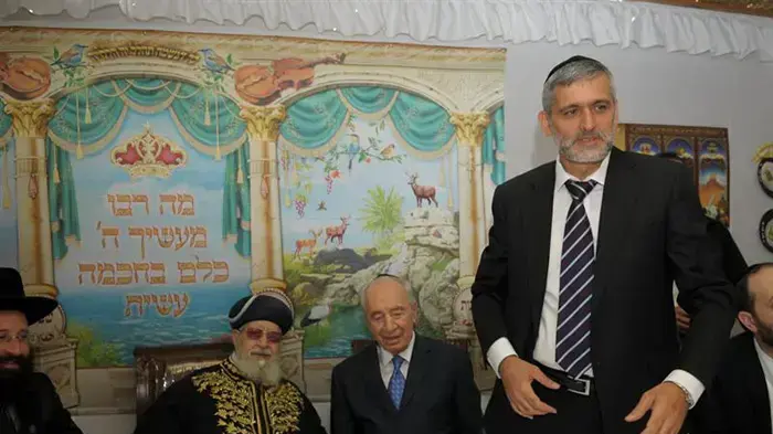 ביקור פרס בסוכתו של הרב עובדיה יוסף ביקור פרס בסוכתו של הרב עובדיה יוסף
