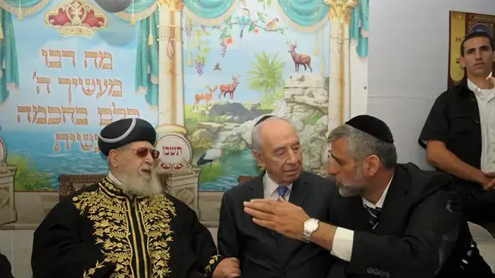 ביקור פרס בסוכתו של הרב עובדיה יוסף ביקור פרס בסוכתו של הרב עובדיה יוסף
