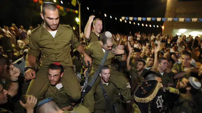 חיילי צה"ל משתתפים בהקפות שמחת תורה במועצת אשכול