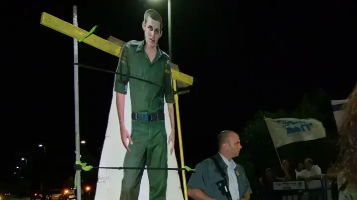 מאבטחי ראש הממשלה מונעים ממפגינים למען שליט לחסום את שיירתו בקיסריה מאבטחי ראש הממשלה מונעים ממפגינים למען שליט לחסום את שיירתו בקיסריה
