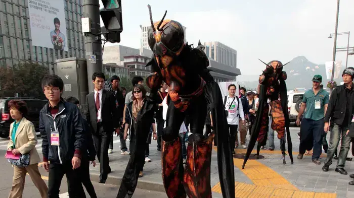 בובות צרעה בפסטיבל רחוב בסיאול