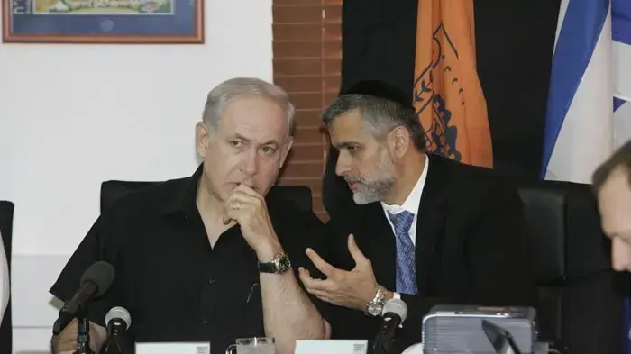 ראש הממשלה בנימין נתניהו ושר הפנים אלי ישי בסיור בעיר בעקבות גל הרציחות אוקטובר 2010 ראש הממשלה בנימין נתניהו ושר הפנים אלי ישי בסיור בעיר בעקבות גל הרציחות אוקטובר 2010