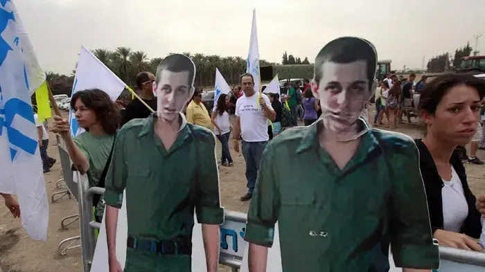 הפגנה למען שחרור גלעד שליט מחוץ לישיבת הממשלה בדגניה הפגנה למען שחרור גלעד שליט מחוץ לישיבת הממשלה בדגניה