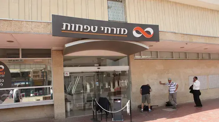 עובד בנק נדקר בסניף מזרחי טפחות בבאר שבע, אוקטובר 2010 עובד בנק נדקר בסניף מזרחי טפחות בבאר שבע, אוקטובר 2010