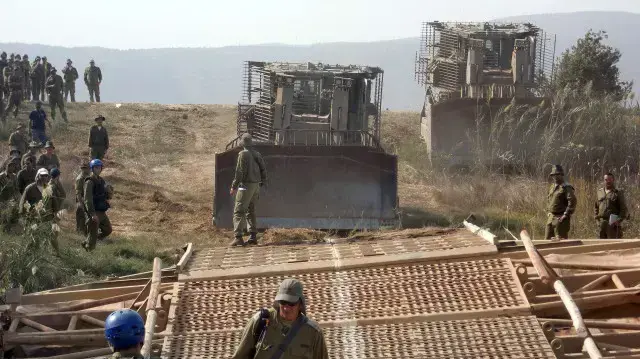 יחידת הגישור של צה"ל בונה גשר מעל הירדן, אוקטובר 2010 יחידת הגישור של צה"ל בונה גשר מעל הירדן, אוקטובר 2010