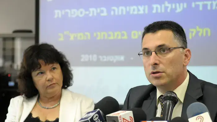 שר החינוך גדעון סער ופרופסור מיכל בלר במסיבת עיתונאים בה מפורסמים נתוני המיצ"ב, אוקטובר 2010 שר החינוך גדעון סער ופרופסור מיכל בלר במסיבת עיתונאים בה מפורסמים נתוני המיצ"ב, אוקטובר 2010