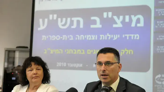 שר החינוך גדעון סער ופרופסור מיכל בלר במסיבת עיתונאים בה מפורסמים נתוני המיצ"ב, אוקטובר 2010 שר החינוך גדעון סער ופרופסור מיכל בלר במסיבת עיתונאים בה מפורסמים נתוני המיצ"ב, אוקטובר 2010