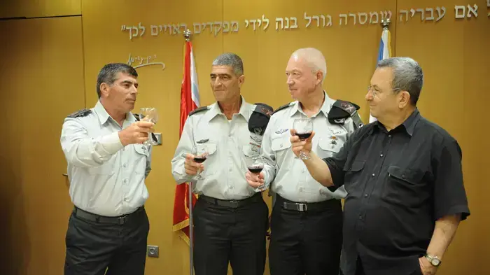 נושא: שר הביטחון אהוד ברק, הרמטכ"ל גבי אשכנזי והאלופים יואב גלנט וטל רוסו בטקס חילופי מפקד פיקוד דרום בלשכת הרמטכ"ל בקרייה, אוקטובר 2010 נושא: שר הביטחון אהוד ברק, הרמטכ"ל גבי אשכנזי והאלופים יואב גלנט וטל רוסו בטקס חילופי מפקד פיקוד דרום בלשכת הרמטכ"ל בקרייה, אוקטובר 2010