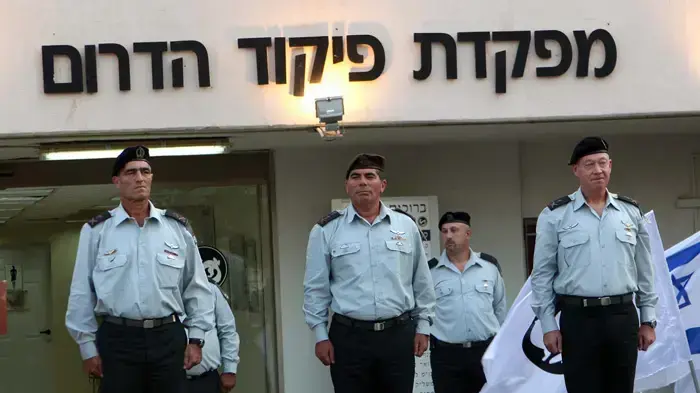 הרמטכ"ל, גבי אשכנזי, מפקד פיקוד הדרום הנכנס, אלוף טל רוסו ומפקד פיקוד הדרום היוצא, יואב גלנט בטקס החלפת מפקדי פיקוד הדרום, אוקטובר 2010 הרמטכ"ל, גבי אשכנזי, מפקד פיקוד הדרום הנכנס, אלוף טל רוסו ומפקד פיקוד הדרום היוצא, יואב גלנט בטקס החלפת מפקדי פיקוד הדרום, אוקטובר 2010