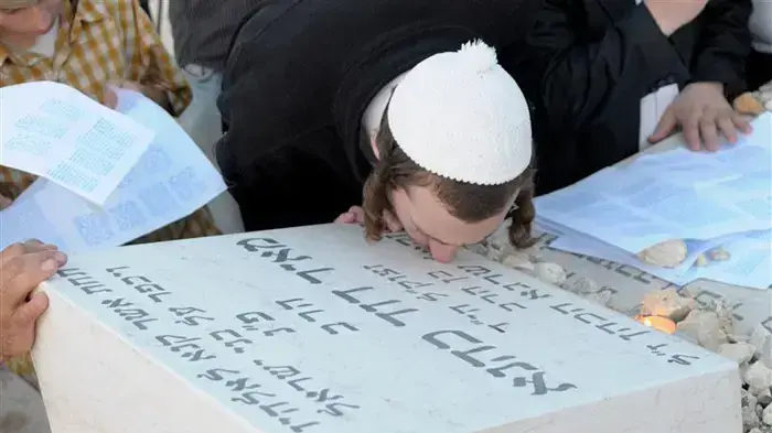 עליה לקברו של מאיר כהנא בהר המנוחות לציון עשרים שנים להירצחו, אוקטובר 2010