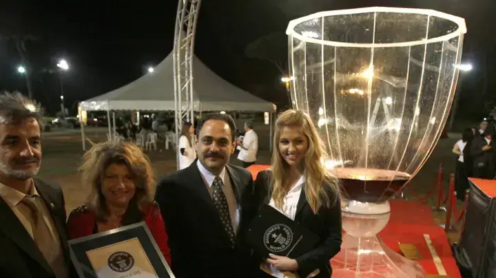 כוס היין הגדולה בעולם בביירות שבלבנון כוס היין הגדולה בעולם בביירות שבלבנון