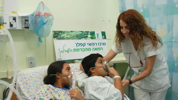 אלמוג וגל לוי חולי אסתמה יחד עם אחות מחלקת ילדים בבי"ח "קפלן", רוזה סוויסה אלמוג וגל לוי חולי אסתמה יחד עם אחות מחלקת ילדים בבי"ח "קפלן", רוזה סוויסה
