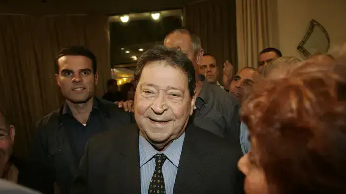 בנימין (פואד) בן אליעזר בכינוס עם פעילים מרכזיים של מפלגת העבודה בכפר המכבייה, נובמבר 2010 בנימין (פואד) בן אליעזר בכינוס עם פעילים מרכזיים של מפלגת העבודה בכפר המכבייה, נובמבר 2010