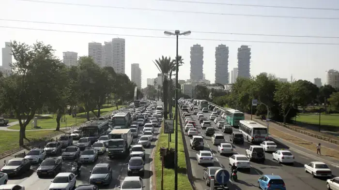 צינור מים שהתפוצץ בשדרות רוקח בתל אביב גרם לחסימת הכביש וליצירת עומסי תנועה כבדים, נובמבר 2010 צינור מים שהתפוצץ בשדרות רוקח בתל אביב גרם לחסימת הכביש וליצירת עומסי תנועה כבדים, נובמבר 2010