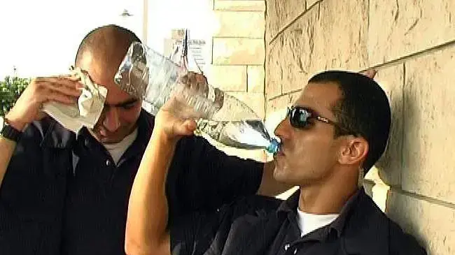מאבטח שותה מים מאבטח שותה מים