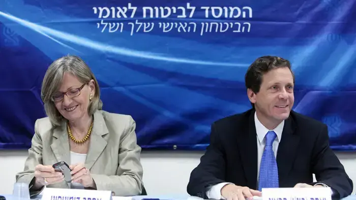 שר הרווחה, יצחק (בוז'י) הרצוג, ואסתר דומיניסיני, מנכ"לית המוסד לביטוח לאומי, במסיבת עיתונאים בנושא דוח העוני, נובמבר 2010 שר הרווחה, יצחק (בוז'י) הרצוג, ואסתר דומיניסיני, מנכ"לית המוסד לביטוח לאומי, במסיבת עיתונאים בנושא דוח העוני, נובמבר 2010