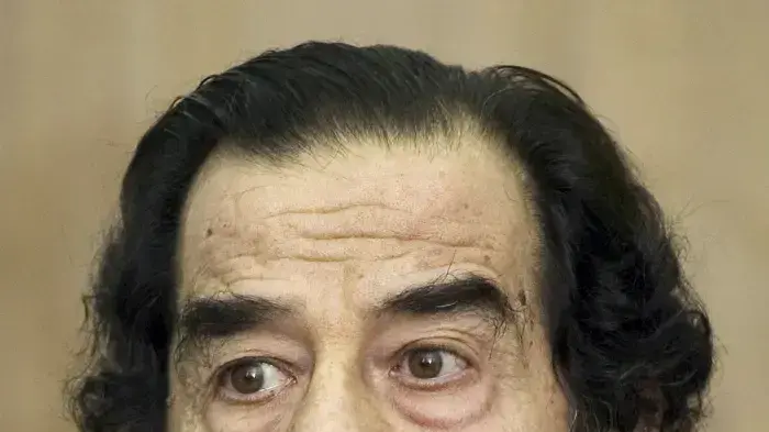 סדאם חוסיין במהלך משפטו סדאם חוסיין במהלך משפטו