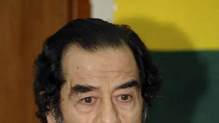 סדאם חוסיין במהלך משפטו סדאם חוסיין במהלך משפטו