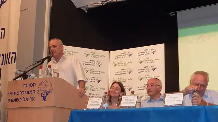 שר האוצר, יובל שטייניץ, בביקור במרכז האוניברסיטאי אריאל בשומרון, נובמבר 2010 שר האוצר, יובל שטייניץ, בביקור במרכז האוניברסיטאי אריאל בשומרון, נובמבר 2010