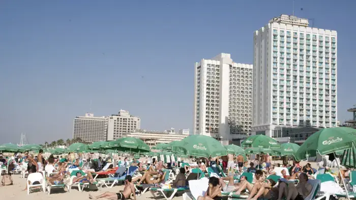 אנשים מבלים בחופי תל אביב, בשרב באמצע נובמבר אנשים מבלים בחופי תל אביב, בשרב באמצע נובמבר