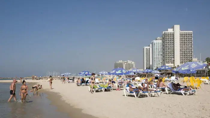 אנשים מבלים בחופי תל אביב, בשרב באמצע נובמבר אנשים מבלים בחופי תל אביב, בשרב באמצע נובמבר
