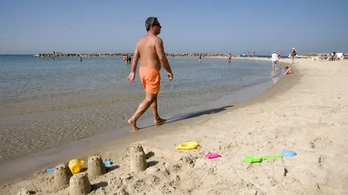 אנשים מבלים בחופי תל אביב, בשרב באמצע נובמבר אנשים מבלים בחופי תל אביב, בשרב באמצע נובמבר
