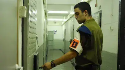 שוטר צבאי בכלא צבאי שוטר צבאי בכלא צבאי