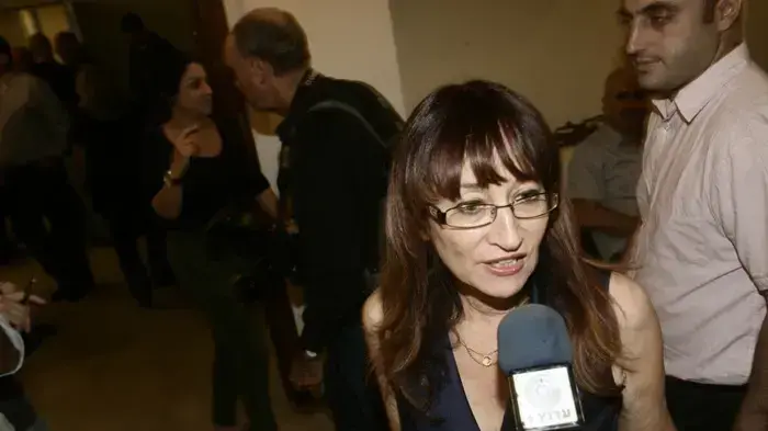ציפי פינס בפגישה בין ראשי ארגוני האמנים ומנהלי התאטראות בעקבות סוגיית היכל התרבות באריאל, נובמבר 2010 ציפי פינס בפגישה בין ראשי ארגוני האמנים ומנהלי התאטראות בעקבות סוגיית היכל התרבות באריאל, נובמבר 2010