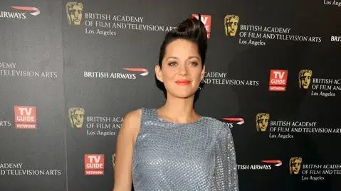 מריון קוטיאר בשמלת אלי סאאב אסימטרית בטקס BAFTA Los Angeles Britannia Awards בלוס אנג'לס, 4 נובמבר 2010 מריון קוטיאר בשמלת אלי סאאב אסימטרית בטקס BAFTA Los Angeles Britannia Awards בלוס אנג'לס, 4 נובמבר 2010