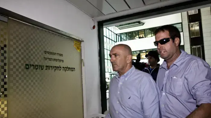 ניצב אורי בר לב בכניסה למחלקה לחקירות שוטרים בירושלים, נובמבר 2010 ניצב אורי בר לב בכניסה למחלקה לחקירות שוטרים בירושלים, נובמבר 2010