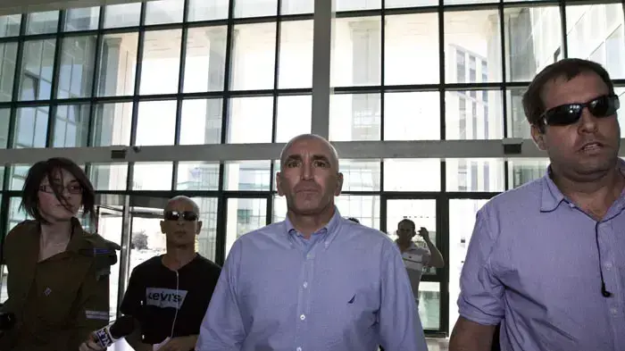 ניצב אורי בר לב בכניסה למחלקה לחקירות שוטרים בירושלים, נובמבר 2010 ניצב אורי בר לב בכניסה למחלקה לחקירות שוטרים בירושלים, נובמבר 2010