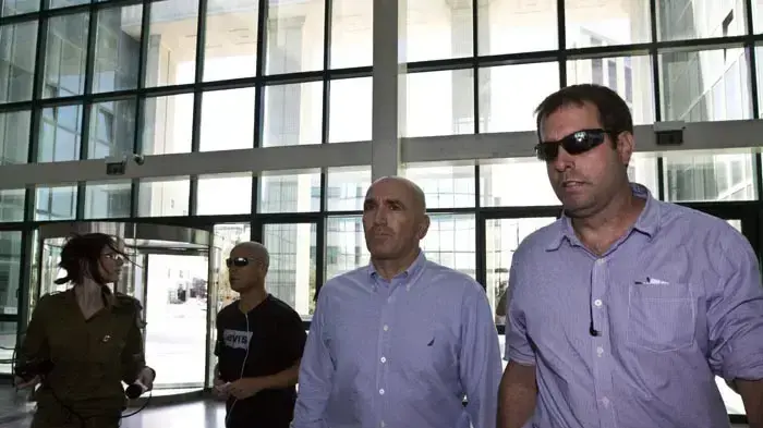 ניצב אורי בר לב בכניסה למחלקה לחקירות שוטרים בירושלים, נובמבר 2010 ניצב אורי בר לב בכניסה למחלקה לחקירות שוטרים בירושלים, נובמבר 2010