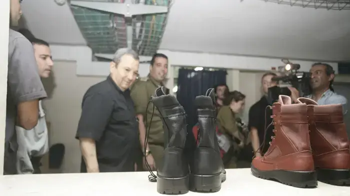 שר הביטחון אהוד ברק בביקור בבסיס תל השומר בגיוס נובמבר לגולני, נובמבר 2010 שר הביטחון אהוד ברק בביקור בבסיס תל השומר בגיוס נובמבר לגולני, נובמבר 2010