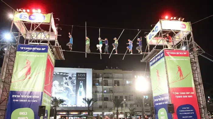 אקרובטים בכיכר רבין באירוע ליום המודעות לאיזון סוכרתי אקרובטים בכיכר רבין באירוע ליום המודעות לאיזון סוכרתי