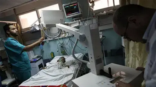 חולה עובר צילום רנטגן בבית חולים בעזה חולה עובר צילום רנטגן בבית חולים בעזה