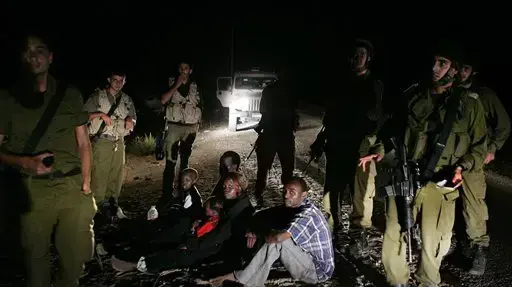 מסתננים מסודן יחד עם חיילי צה"ל לאחר שחצו את הגבול ממצרים לישראל מסתננים מסודן יחד עם חיילי צה"ל לאחר שחצו את הגבול ממצרים לישראל
