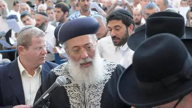 הרב שלמה עמאר בתפילה המונית למען הגשם בכותל, נובמבר 2010 הרב שלמה עמאר בתפילה המונית למען הגשם בכותל, נובמבר 2010