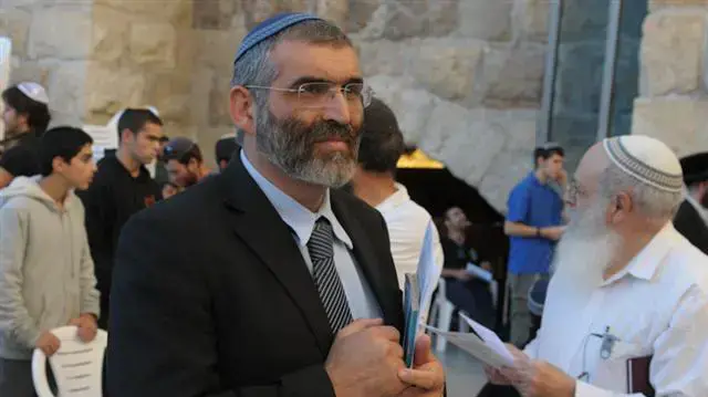 ח"כ מיכאל בן ארי בתפילה המונית למען הגשם בכותל, נובמבר 2010 ח"כ מיכאל בן ארי בתפילה המונית למען הגשם בכותל, נובמבר 2010