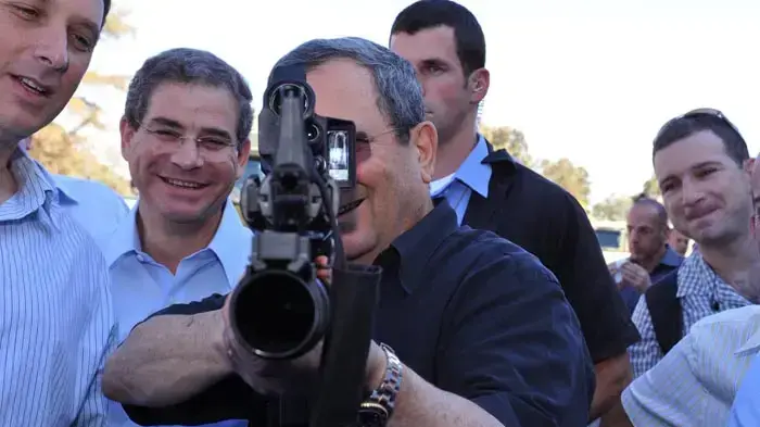 שר הביטחון, אהוד ברק, בביקור בתעשייה הצבאית ברמת השרון, נובמבר 2010