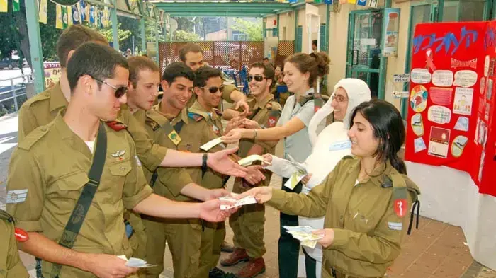 חיילים מקבלים קונדומים, נובמבר 2010 חיילים מקבלים קונדומים, נובמבר 2010