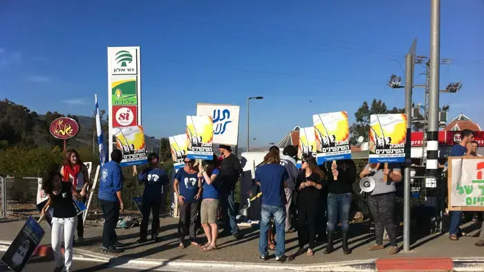 הפגנה של תלמידי כיתות י"ב כנגד הקיצוצים בשנות השירות, דצמבר 2010 הפגנה של תלמידי כיתות י"ב כנגד הקיצוצים בשנות השירות, דצמבר 2010