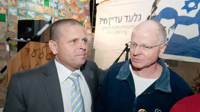 איתן כבל ונועם שליט בטקס הדלקת נר ראשון של חנוכה באוהל שליט, דצמבר 2010 איתן כבל ונועם שליט בטקס הדלקת נר ראשון של חנוכה באוהל שליט, דצמבר 2010