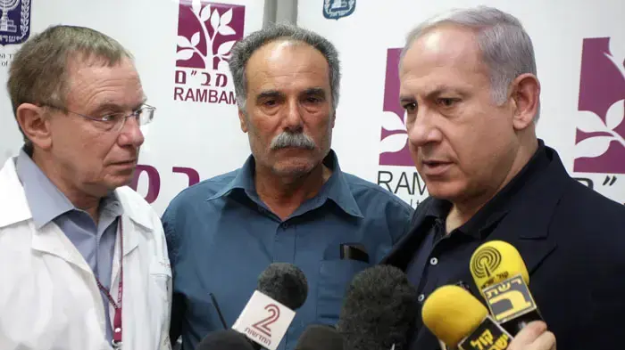 ראש הממשלה בנימין נתניהו מבקר פצועים בביה"ח רמב"ם, דצמבר 2010 ראש הממשלה בנימין נתניהו מבקר פצועים בביה"ח רמב"ם, דצמבר 2010